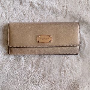Michael Kors Jet Set Travel Wallet in Rose gold